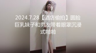  小骚货居家和男友操逼，苗条身材，撩起裙子就是操，特写视角美臀猛坐，打桩机操的语无伦次