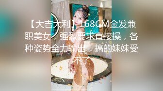  邻居骚妇在家里大床一边和年轻男同事偷情一边和老公同电话骚货下面好多水