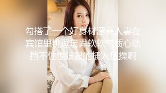 娇小美妞沙发上吃着巨屌