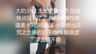 骚妇仰面躺床边舔老公大吊 老公手持自拍杆拍摄 真吊