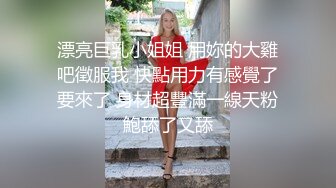   极品骚母狗超有气质跪着给大哥舔弄大鸡巴，样子好骚无毛白虎逼，让大哥无套抽插爆草