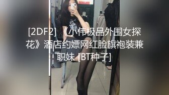 大奶骚眼镜熟女人妻被掰穴操高潮