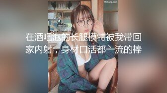 理发店老板娘店内玩自拍