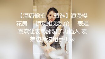 清纯甜美巨乳妹子在化妆被男友捏奶子，撩起裙子就要后入，扶着大屁股抽插，两个大奶子晃动骑乘套弄