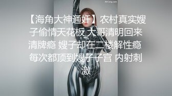  风流美少妇真骚让小哥揉奶玩逼，摸着小哥滚烫的大鸡巴套弄吸吮真鸡巴骚