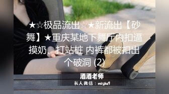 眼镜妹高铁撒尿被窥阴 弓着身子尿尿 不怕尿到水果内裤吗 水果内裤饥渴时还可以拿来舔啊！